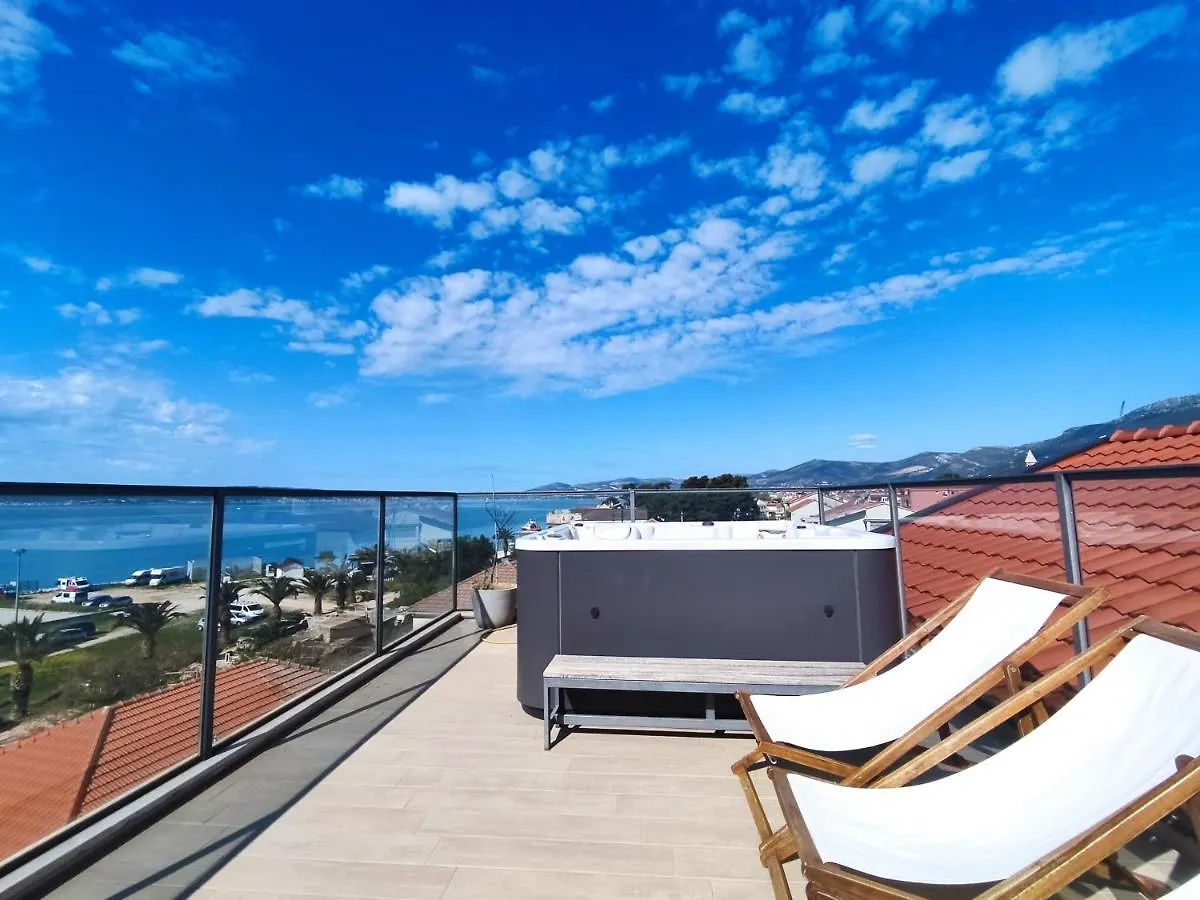 Stars - Luxury Apartment For 6 With Jacuzzi And Peaceful Apartment For 4 Near The Sea Kastela