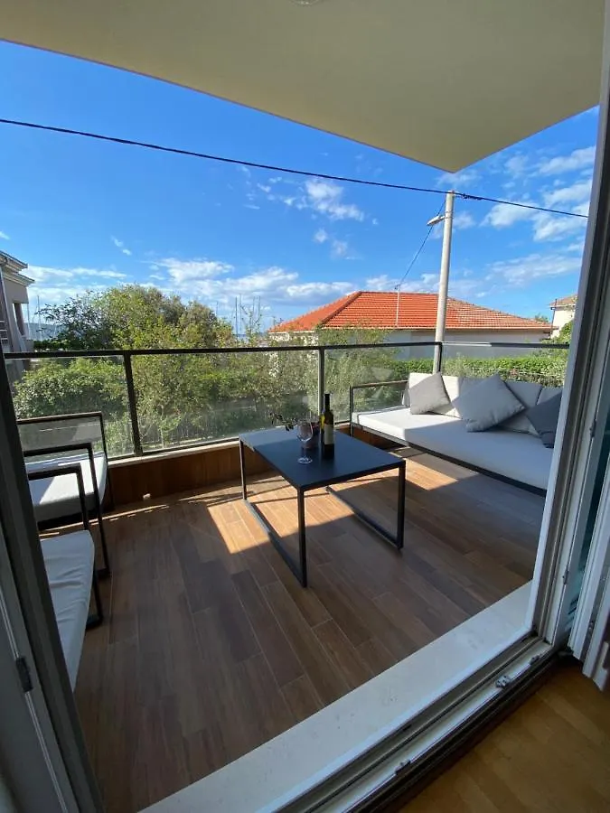 Stars - Luxury Apartment For 6 With Jacuzzi And Peaceful Apartment For 4 Near The Sea Kastela Croatia