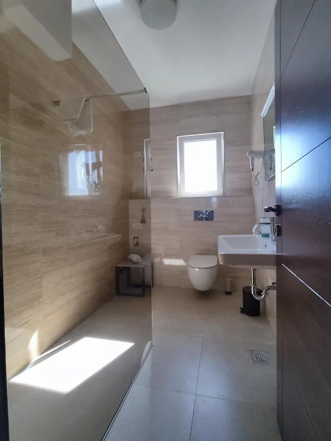 Stars - Luxury Apartment For 6 With Jacuzzi And Peaceful Apartment For 4 Near The Sea Kastela