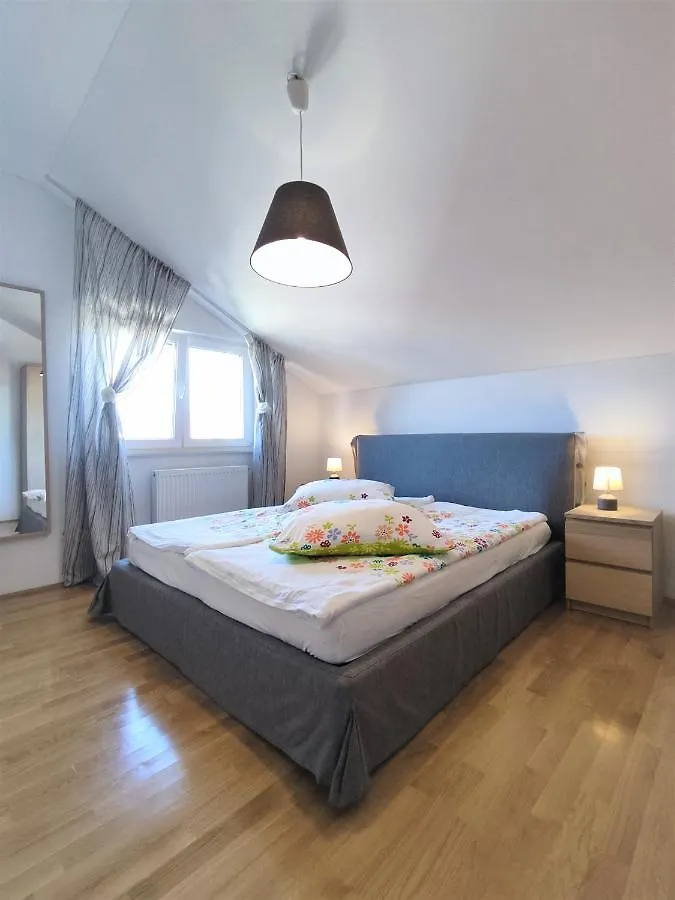 Stars - Luxury Apartment For 6 With Jacuzzi And Peaceful Apartment For 4 Near The Sea Kastela