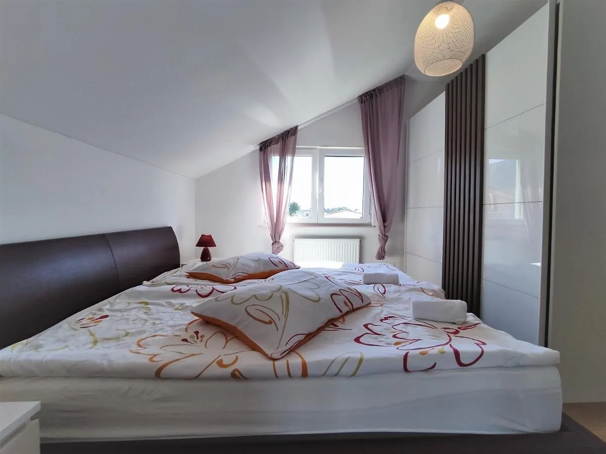 Stars - Luxury Apartment For 6 With Jacuzzi And Peaceful Apartment For 4 Near The Sea Kastela