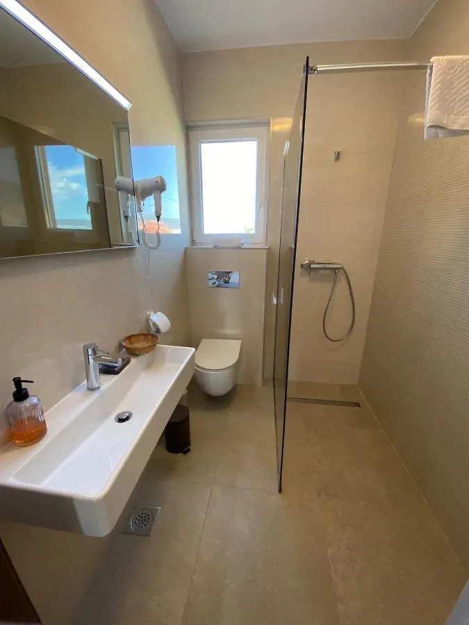 Stars - Luxury Apartment For 6 With Jacuzzi And Peaceful Apartment For 4 Near The Sea Kastela