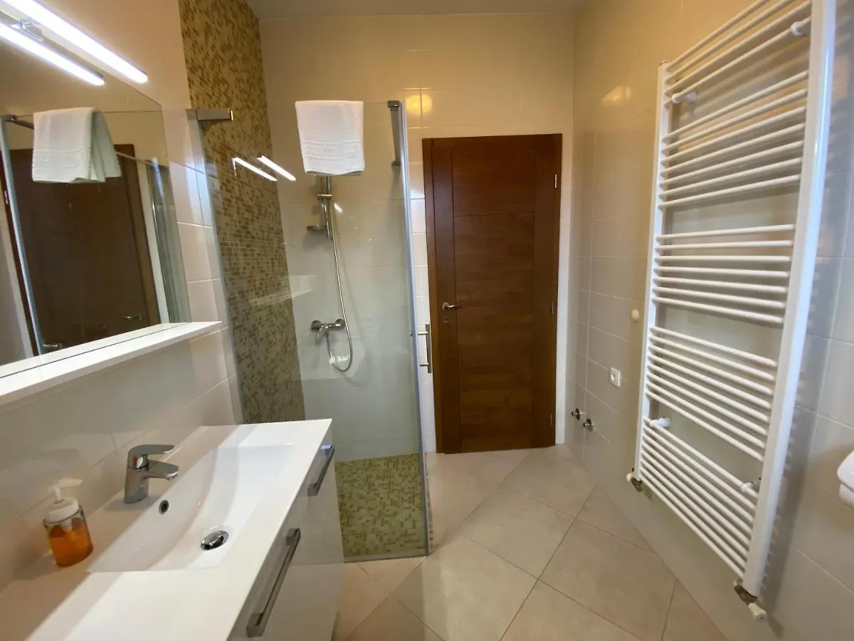 Stars - Luxury Apartment For 6 With Jacuzzi And Peaceful Apartment For 4 Near The Sea Kastela Croatia