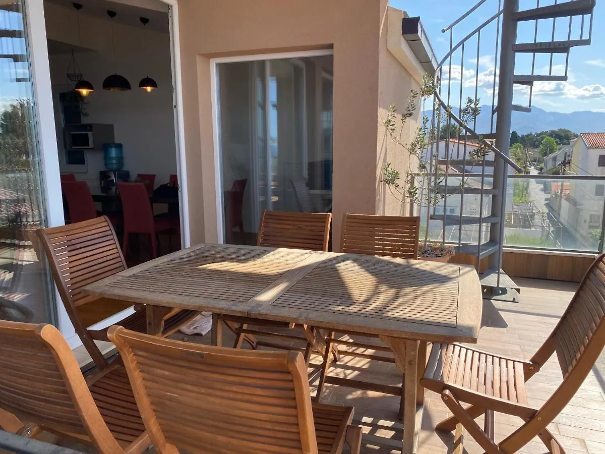 Stars - Luxury Apartment For 6 With Jacuzzi And Peaceful Apartment For 4 Near The Sea Kastela Croatia