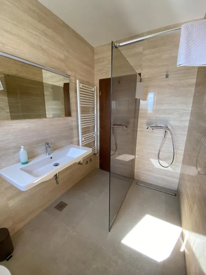 Stars - Luxury Apartment For 6 With Jacuzzi And Peaceful Apartment For 4 Near The Sea Kastela