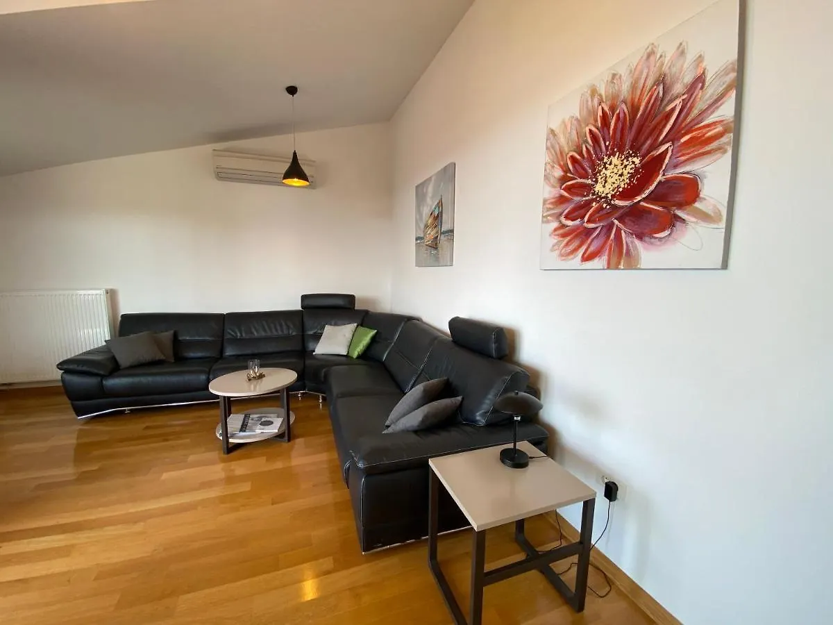 Stars - Luxury Apartment For 6 With Jacuzzi And Peaceful Apartment For 4 Near The Sea Kastela