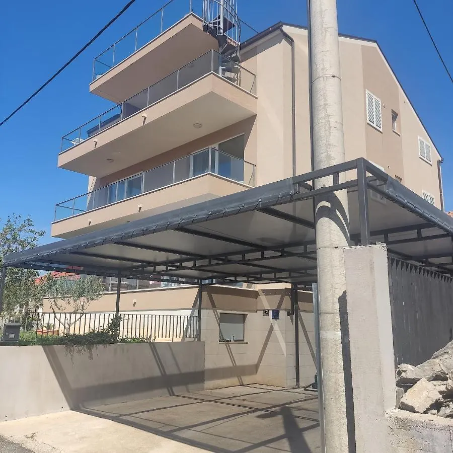 Stars - Luxury Apartment For 6 With Jacuzzi And Peaceful Apartment For 4 Near The Sea Kastela